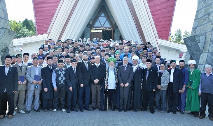 Верховный муфтий вручил дипломы выпускникам РИУ ЦДУМ России